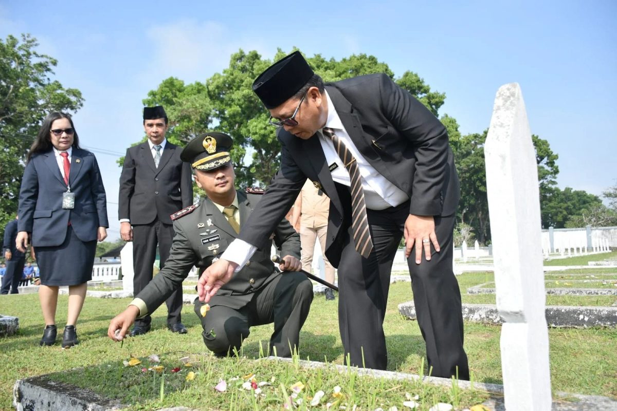 TABUR BUNGA : Pj Wali Kota Sukabumi, Kusmana Hartadji, bersama unsur Forkopimda melakukan Ziarah Nasional dan Tabur Bunga di Taman Makam Pahlawan (TMP) Surja Kentjana Kota Sukabumi, Jumat (04/10) pagi.