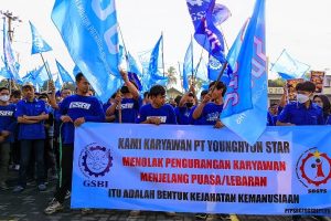 PHK Dinilai Sepihak, Ratusan Buruh GSBI Kepung PT YGS Sukabumi