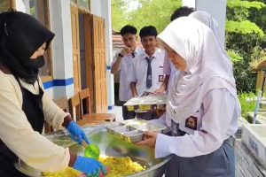 SPPG Gunungpuyuh Apresiasi Prestasi SMAN 2 Sukabumi Lewat MBG Prasmanan Istimewa