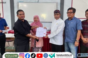 Program “Nyaah Ka Adi” IKA SMANTI Sukabumi Bantu Siswa, Bagikan Seragam Sekolah Gratis